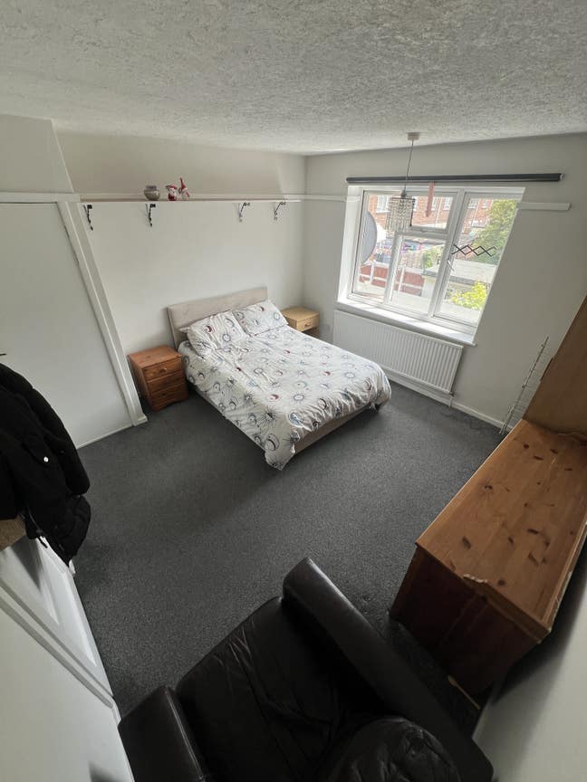 Luminous room available just 20min to Bank Station Main Photo
