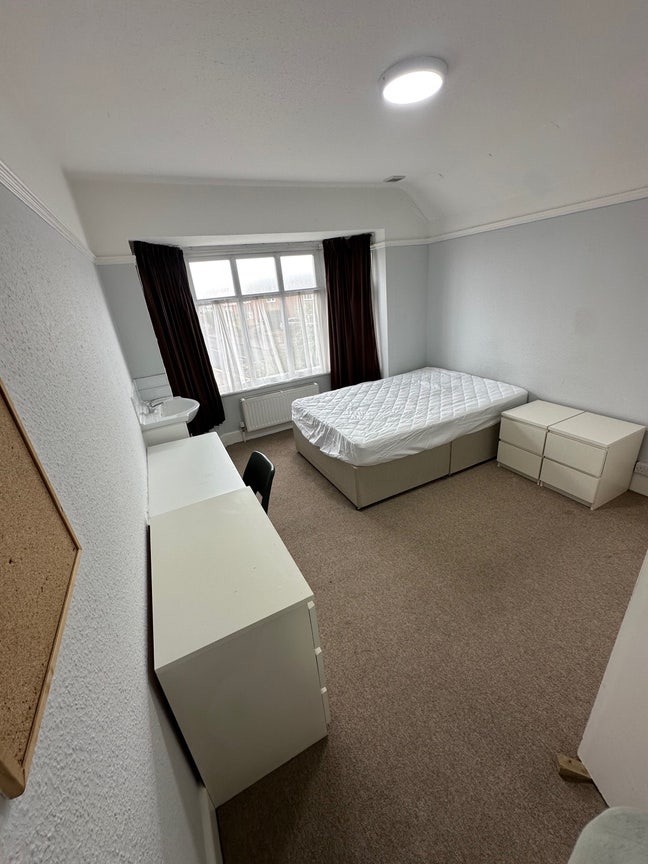 6 Luxury Rooms Available - No Deposit Main Photo