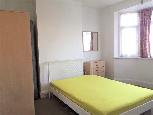 Small Room and Large Room in nice and clean house Main Photo