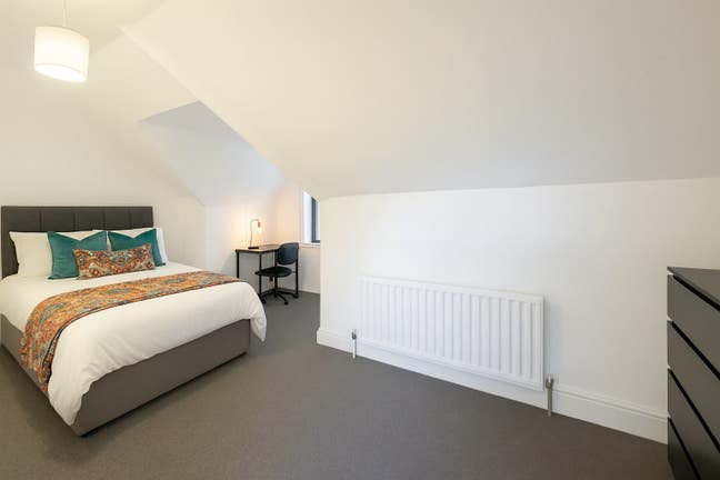 Large Double Rooms - Gloucester Road - No Deposit Main Photo