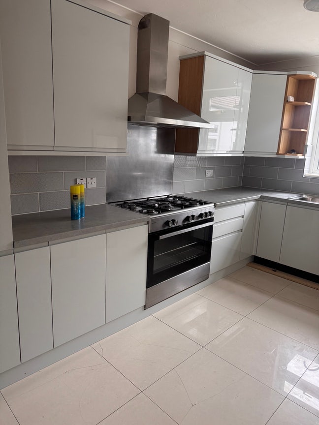 🏡 Double Room Available in Modern 5-Bedroom Home! Main Photo