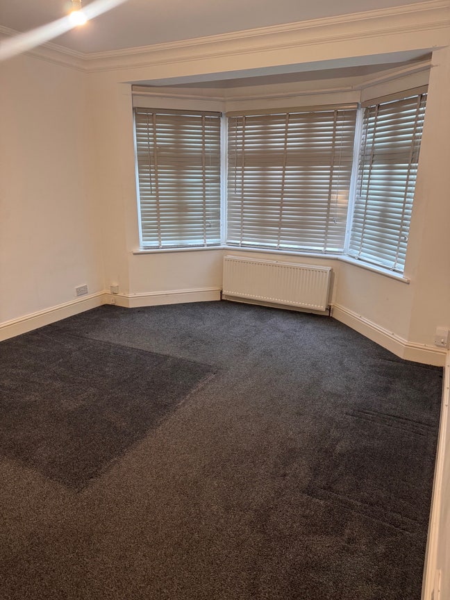 🏡 Three Rooms Available in Modern 5-Bedroom Home! Main Photo