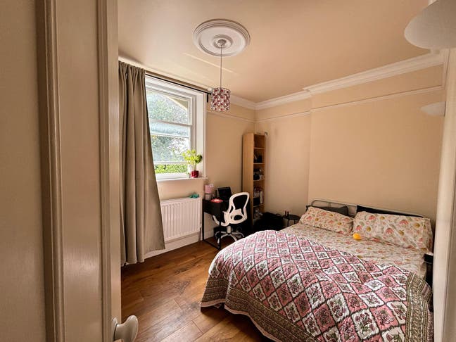 Spacious Double Room to Let – West London Main Photo