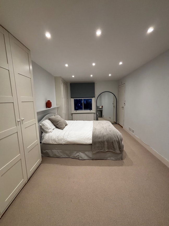 Large Double Room w/ En-suite  Main Photo