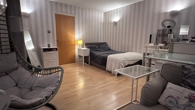 Cosy studio flat, 2 mins from Train St Main Photo