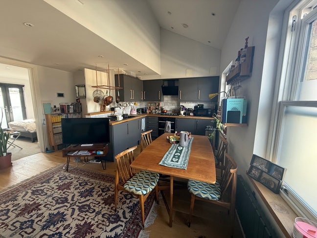 Modern room with private bathroom - great location Main Photo