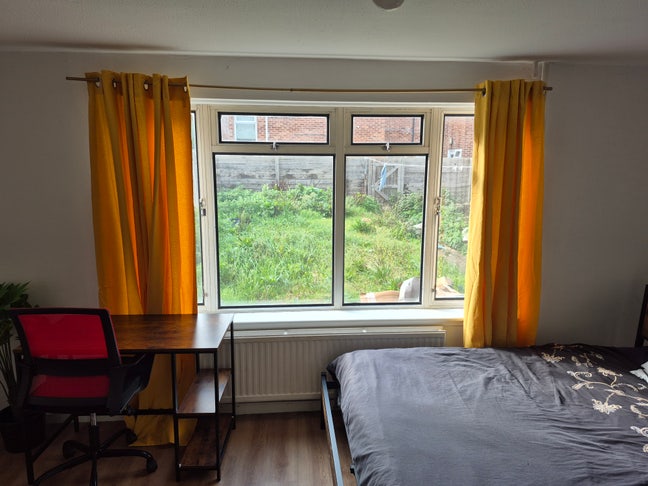 Large Double Room available Main Photo