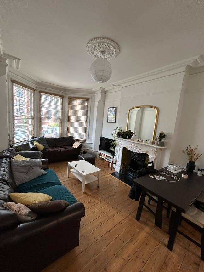Double room with leafy view in Highgate home Main Photo