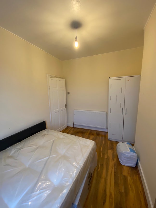 Bright, Cozy Room Available in a Friendly Home. Main Photo