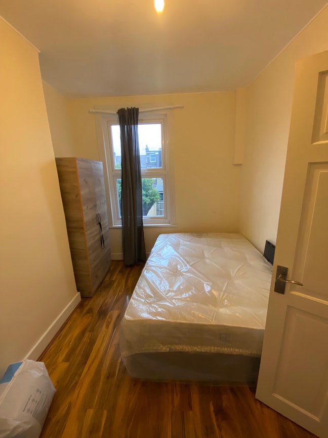 Bright, Cozy Room Available in a Friendly Home. Main Photo
