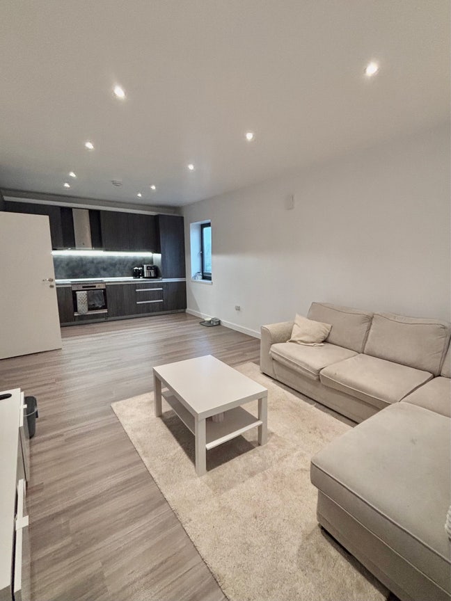 Modern 2 bed flat - 1 room available Main Photo