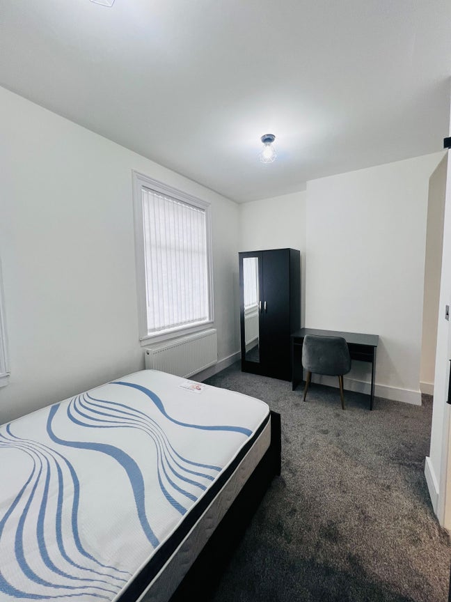 Bright En Suite Room with Part Bills Included  M9 Main Photo