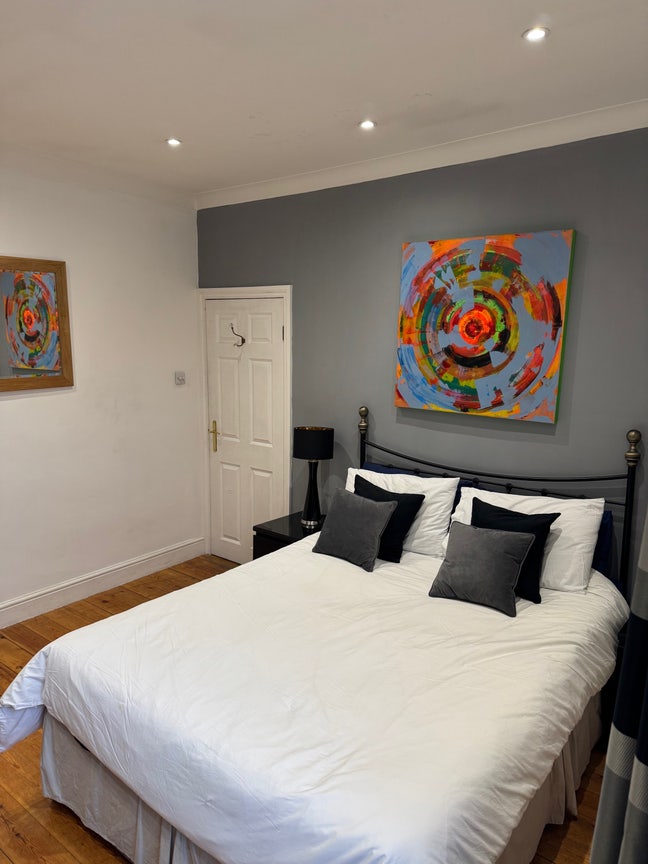 Large Bright Double Room Main Photo