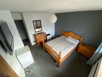 Large double room with bills inc in grays, Main Photo