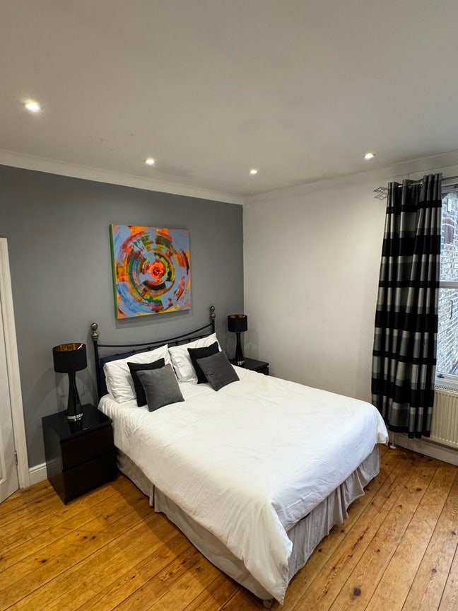 Large Bright Room -  Main Photo
