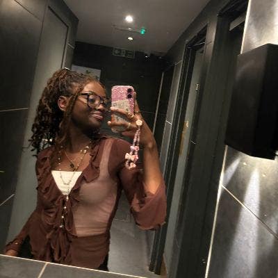 Professional Female seeks a single or double room Main Photo