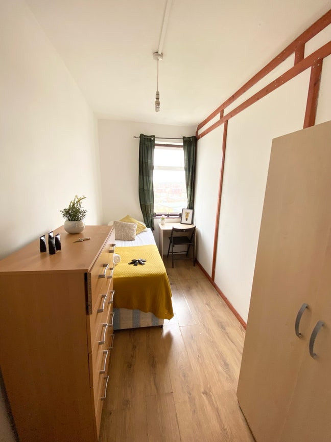 One Min to Neasden Shopping Center, Cozy Single Main Photo