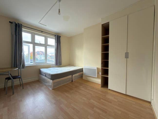Modern Ensuite – Includes Bed and Mattress. Main Photo