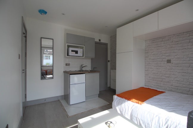 Double Room  Private Bathroom Loughton Area  Main Photo