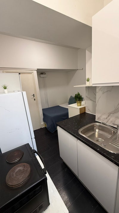 Amazing Cheap Studio Next to Shops and Transport Main Photo