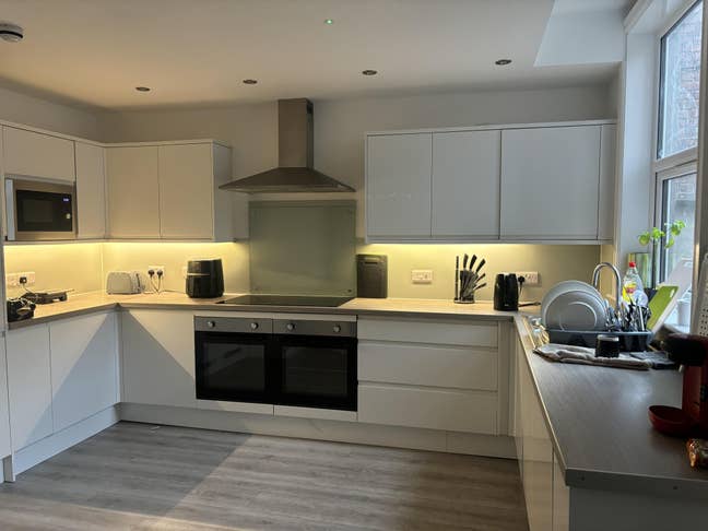 Modern Ensuite Rooms – L15 – Great Shared House Main Photo