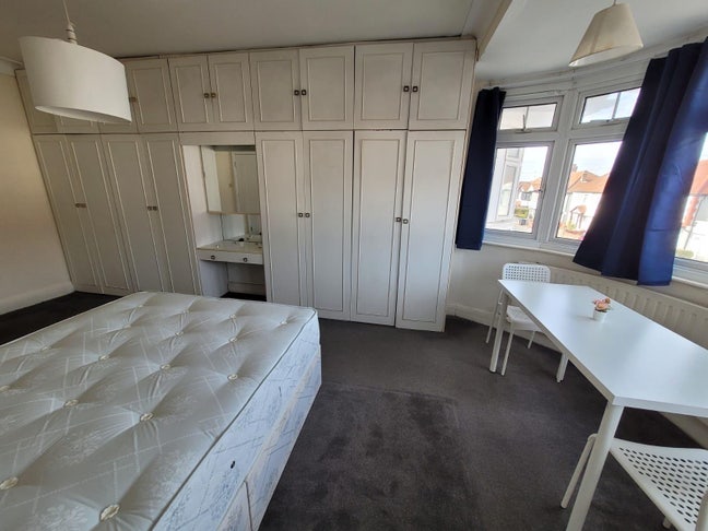 Bid double room 8 mins to Willesden Green Station  Main Photo