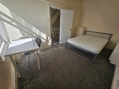 Four Double Rooms/Two Bathroom Hyde Park Main Photo