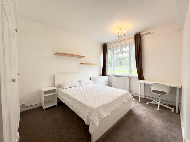  Double Rooms in Southfields 01/12 Main Photo
