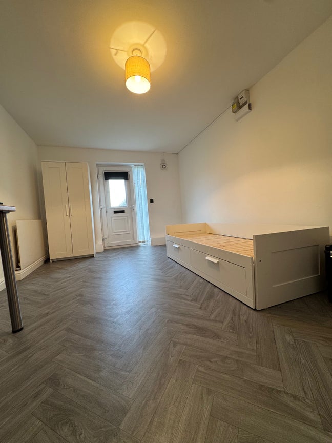 Refurbished **Mini Studios** Bills Included Main Photo