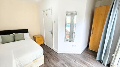 🔥Zone 2 , Living Room , 5 Rooms , Mile End Area🔥 Main Photo