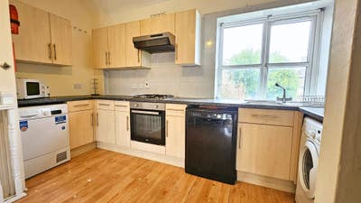 🔥Zone 2 , Living Room , 3 Rooms , Mile End Area🔥 Main Photo