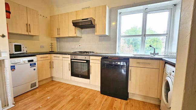 🔥Zone 2 , Living Room , 3 Rooms , Mile End Area🔥 Main Photo