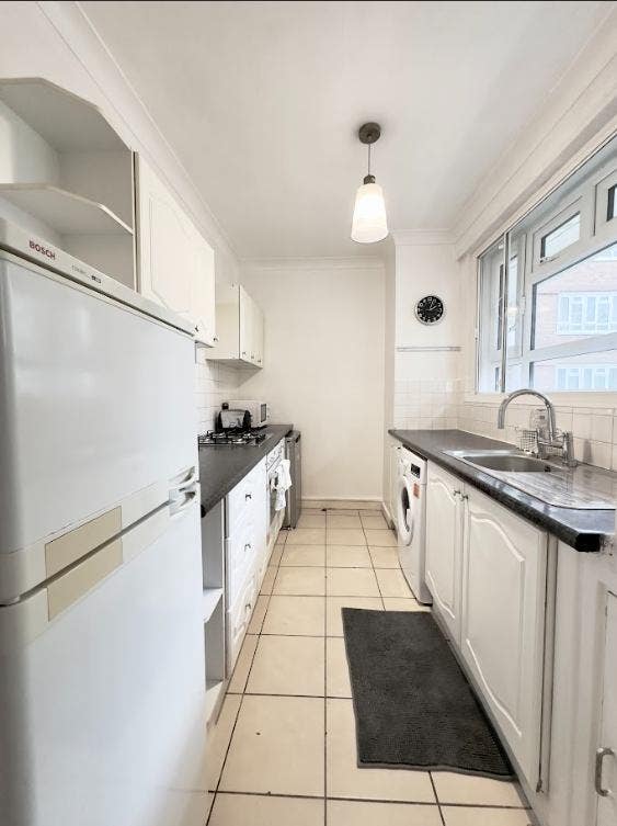 Massive Double Rooms Next to Southfields Station Main Photo