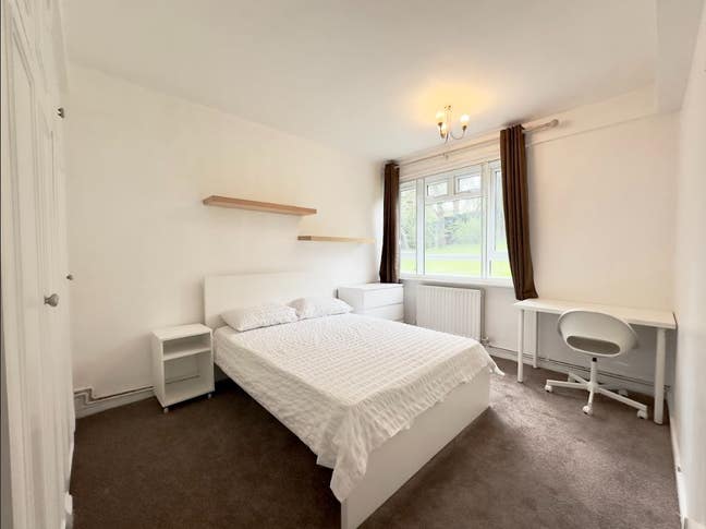 Massive Double Rooms Next to Southfields Station Main Photo