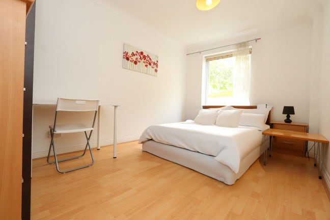 Few Minutes to Canary Wharf--Riverside Flat!! Main Photo