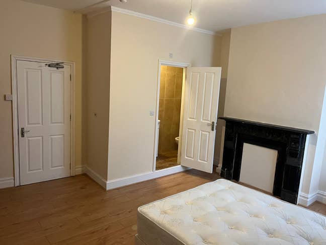 Very Large Double Room with Shower/Toilet  Main Photo