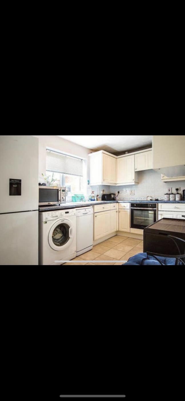 Furnished double en suite room available  Main Photo