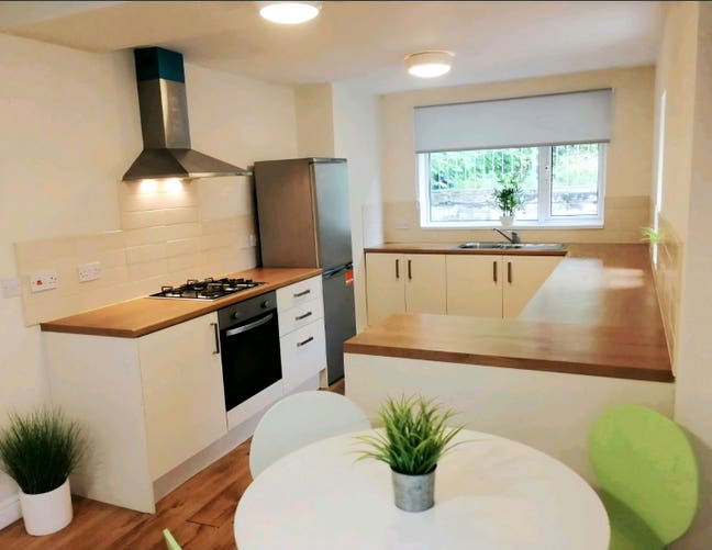 Immaculate Room in Quiet Professional House Main Photo