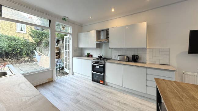 ⚡️ Stylish 6-Bed Newly Refurbished House in Putney Main Photo