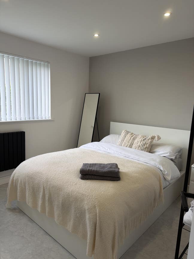 Lovely new renovated double bedroom in bungalow !! Main Photo