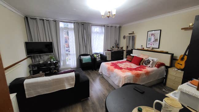 Affordable Couple's Room with backyard in Poplar  Main Photo
