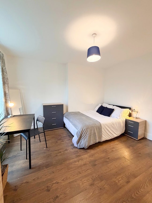5 Modern Rooms in Battersea Main Photo