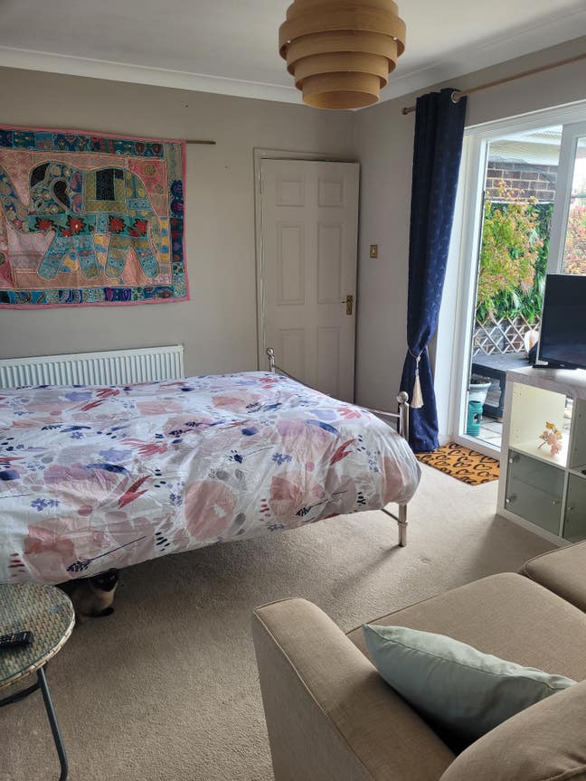 Relax in a spacious room, with en suite & balcony Main Photo
