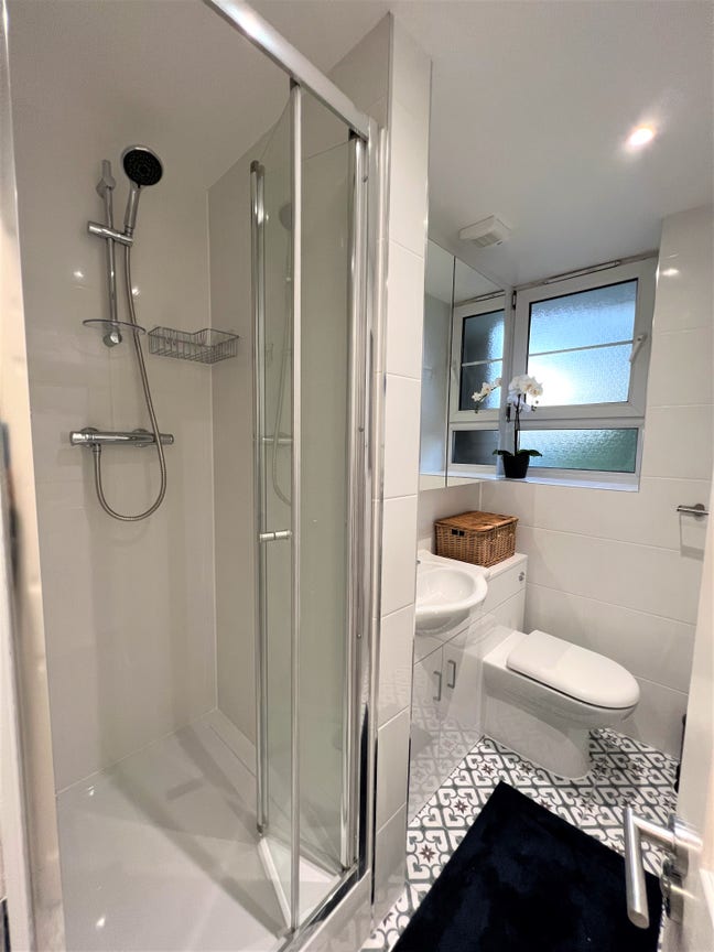 Double Room in Oval with All Bills Included Main Photo