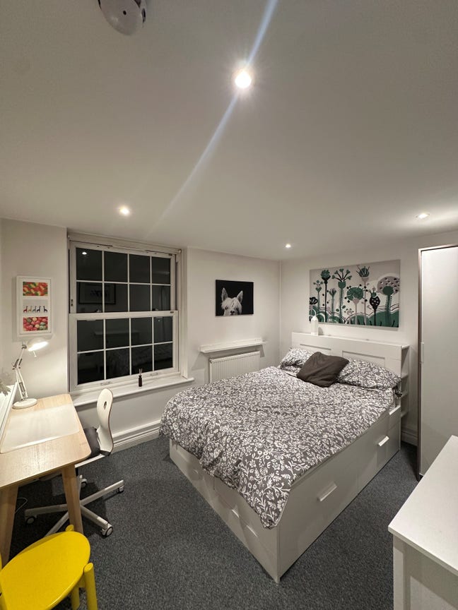 Double Room in Oval with All Bills Included Main Photo