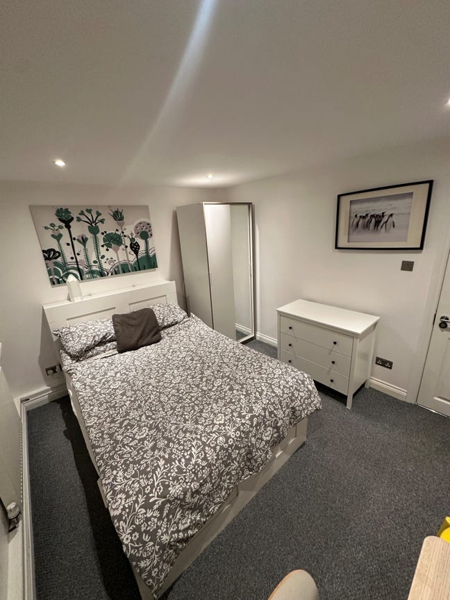 Double Room in Oval with All Bills Included Main Photo