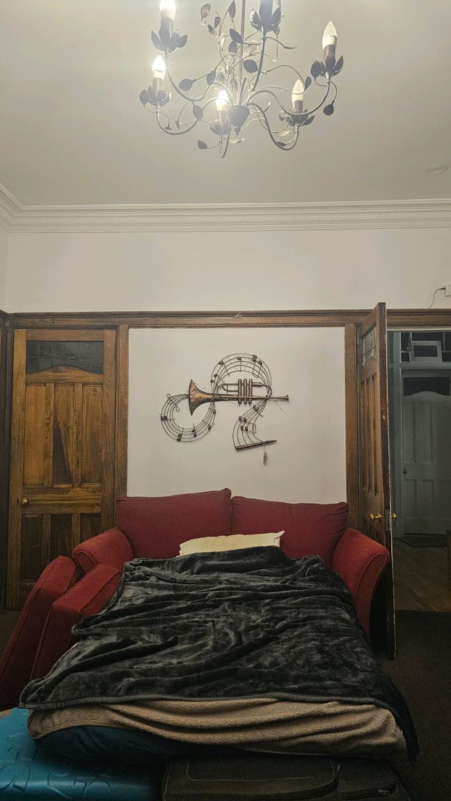 Spacious Living Room with Convertible Bed – £300/m Main Photo