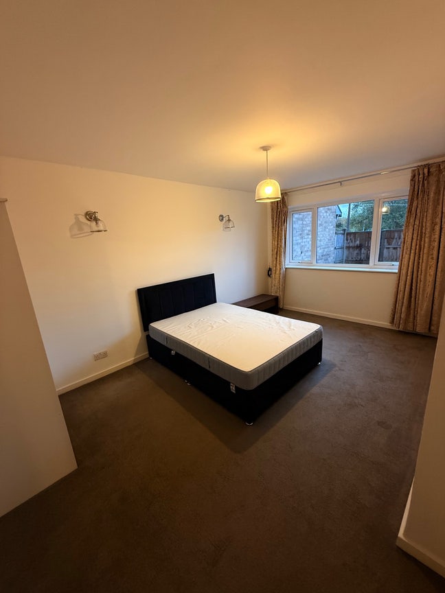 Large Double bedroom available immediately   Main Photo