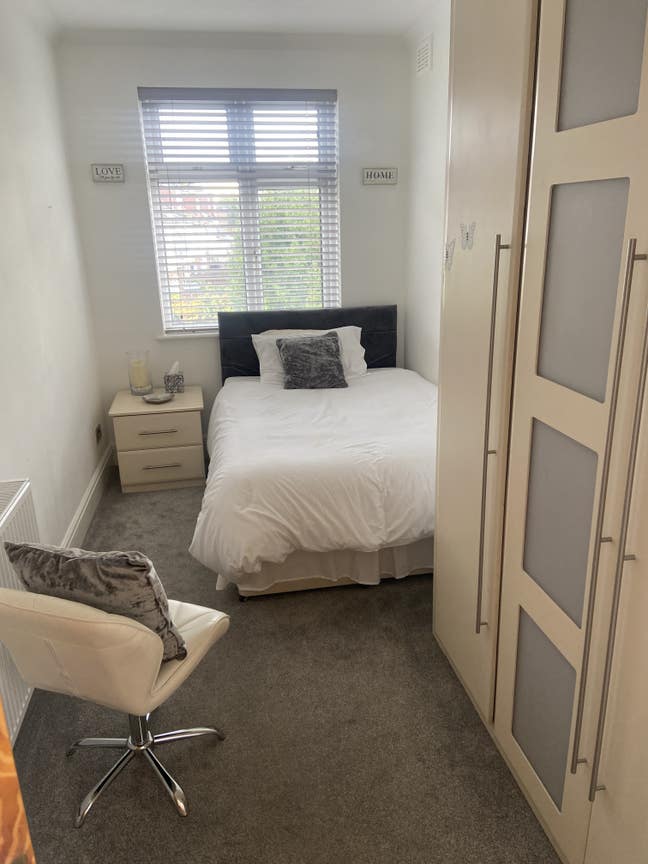 Bedroom ensuite with own living room near station  Main Photo