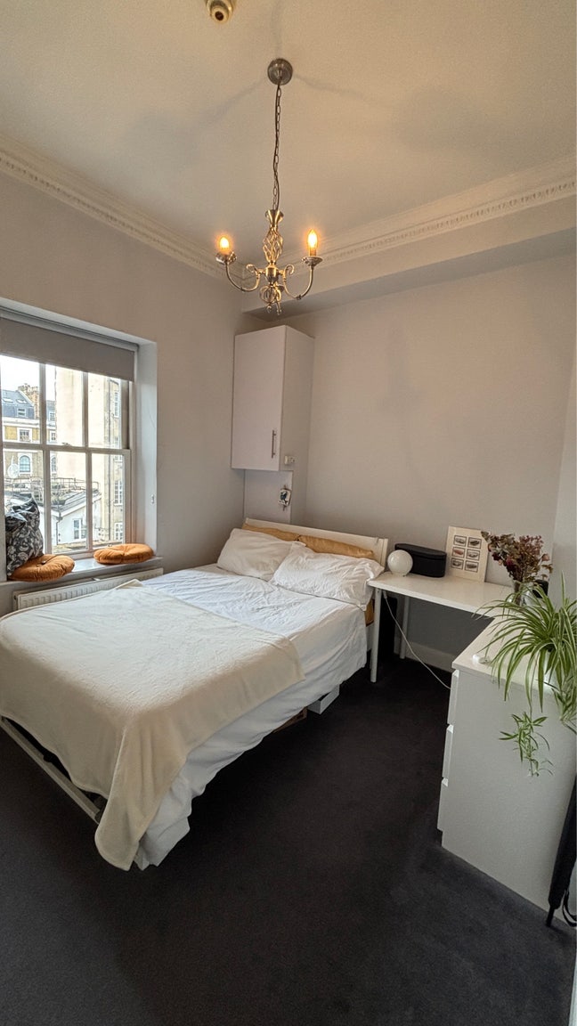 Charming room available to rent next to Hyde Park Main Photo